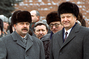 Описан эпизод с раздававшим звания Ельциным перед штурмом Белого дома в 1993-м